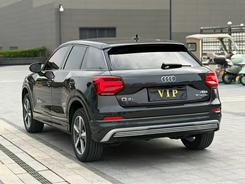 Audi Q2L e-tron — фото 6
