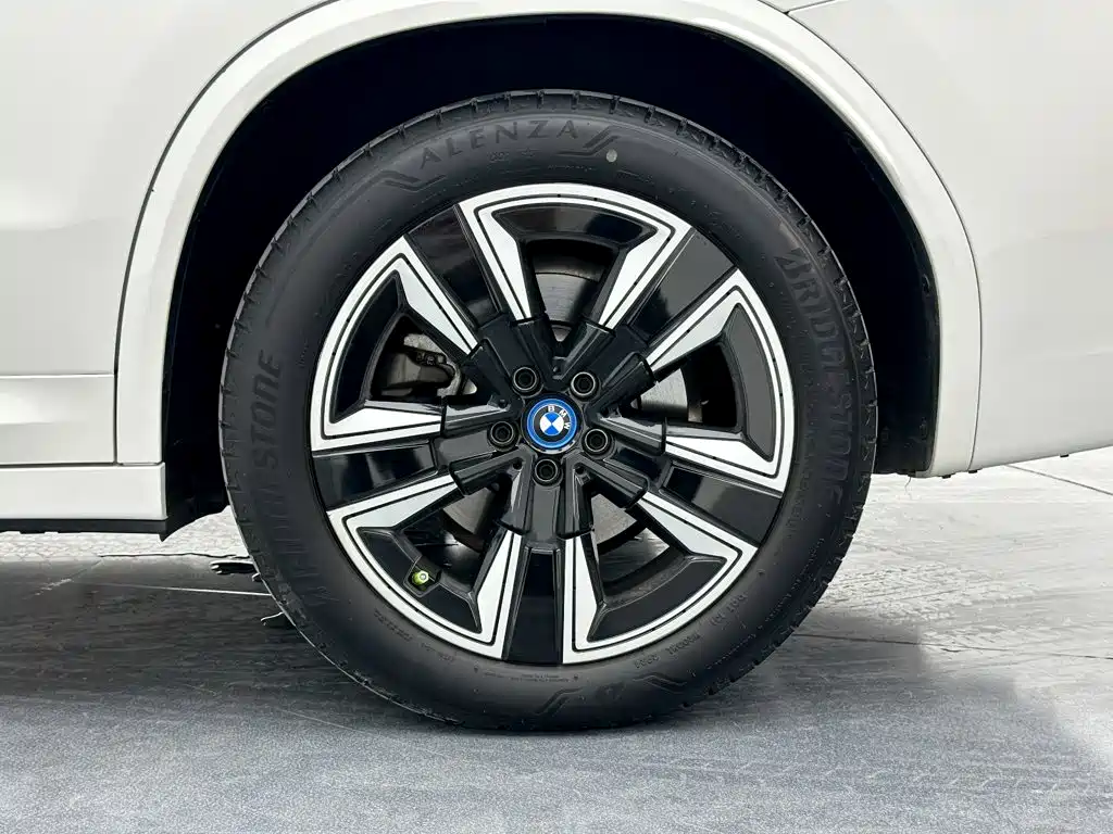 BMW iX3 — фото 30