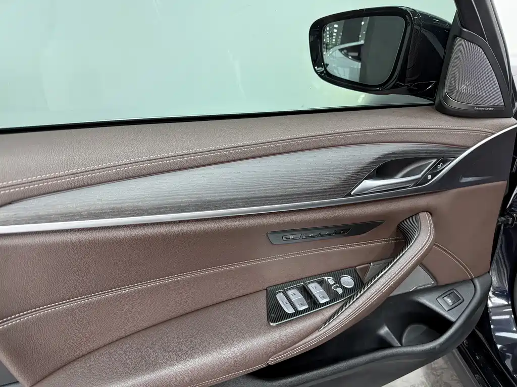 BMW 5 Series — фото 14