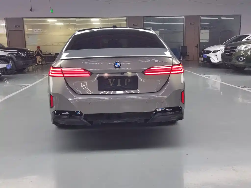 BMW 5 Series — фото 17