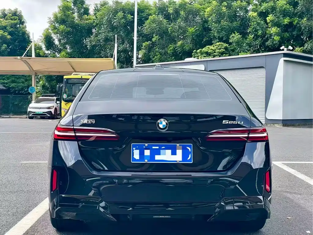 BMW 5 Series — фото 5