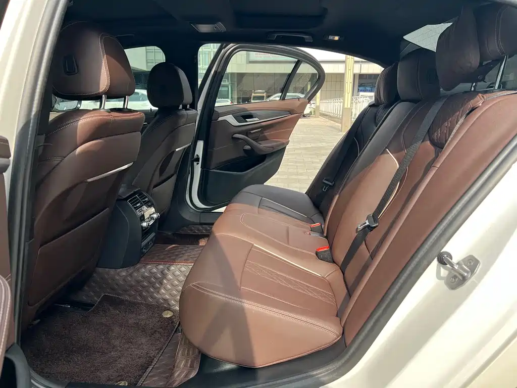 BMW 5 Series — фото 14