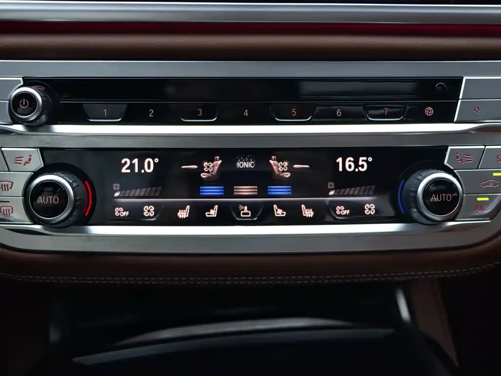 BMW 7 Series — фото 11