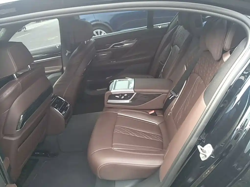 BMW 7 Series — фото 17
