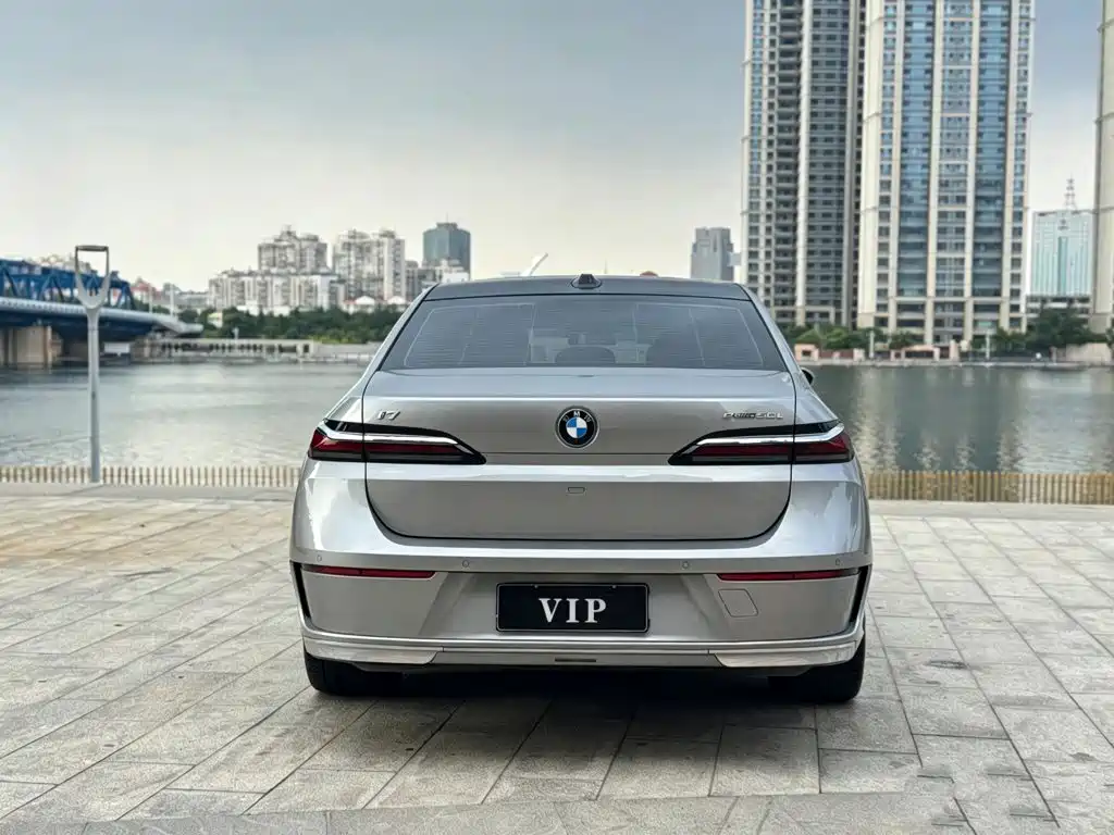 BMW i7 — фото 8