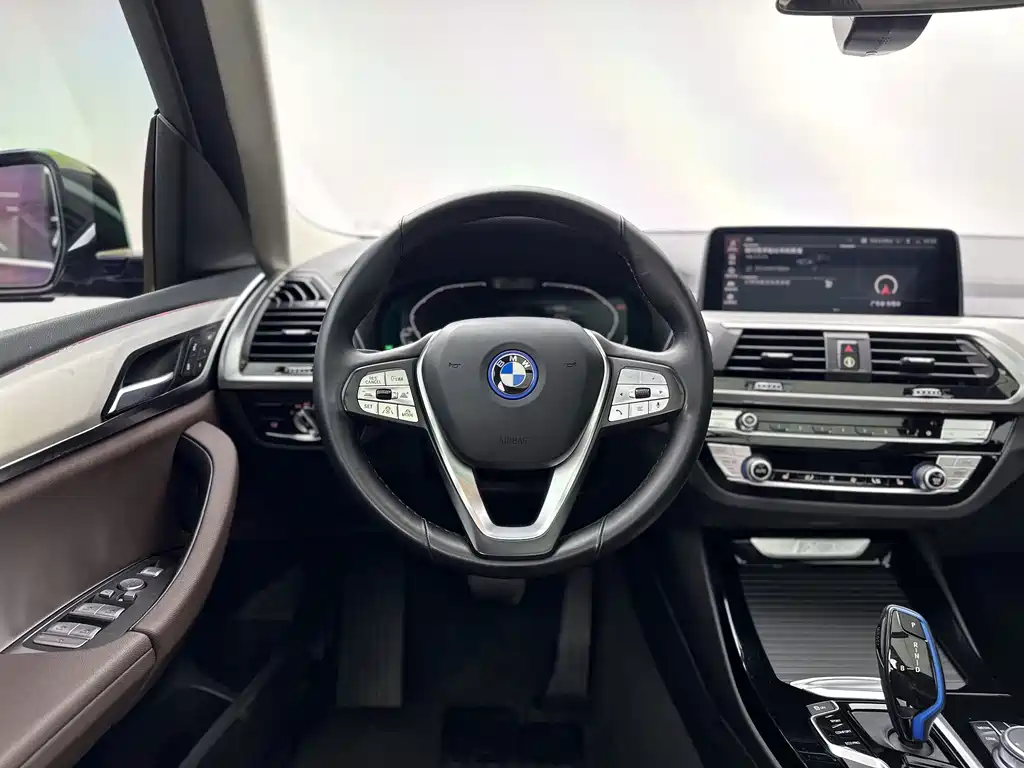 BMW iX3 — фото 9