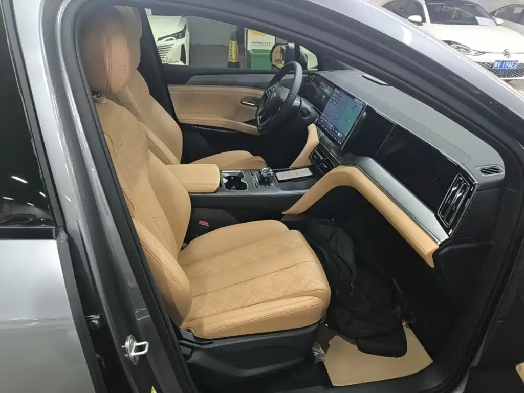 BYD L DM-i — фото 25
