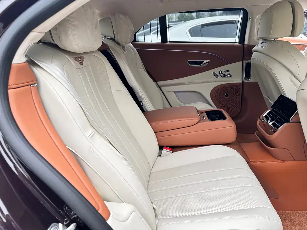 Bentley Flying Spur PHEV — фото 13