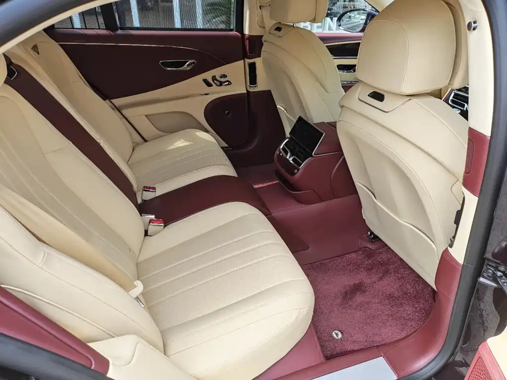 Bentley Flying Spur PHEV — фото 9