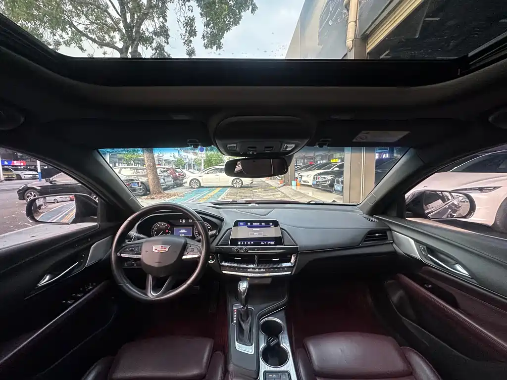 Cadillac CT4 — фото 8