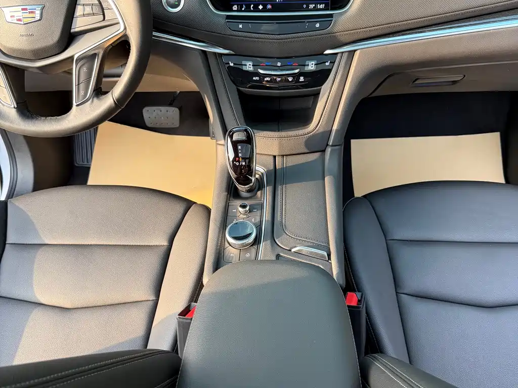 Cadillac XT5 — фото 14