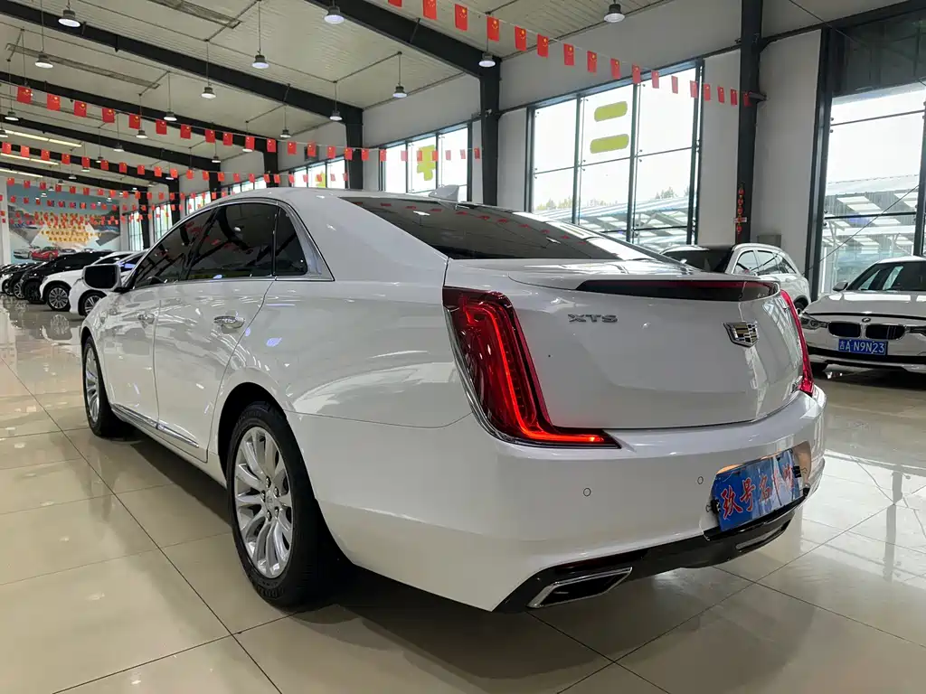 Cadillac XTS — фото 13