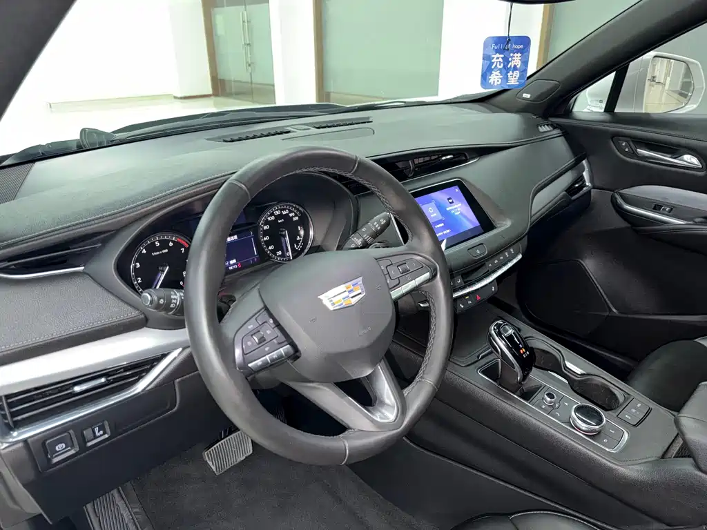 Cadillac XT4 — фото 9