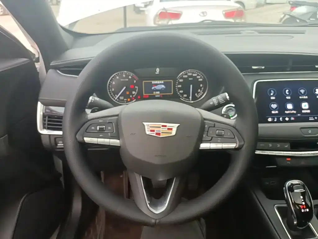 Cadillac XT4 — фото 11