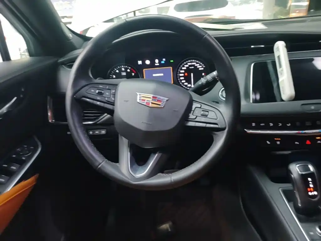 Cadillac XT4 — фото 11