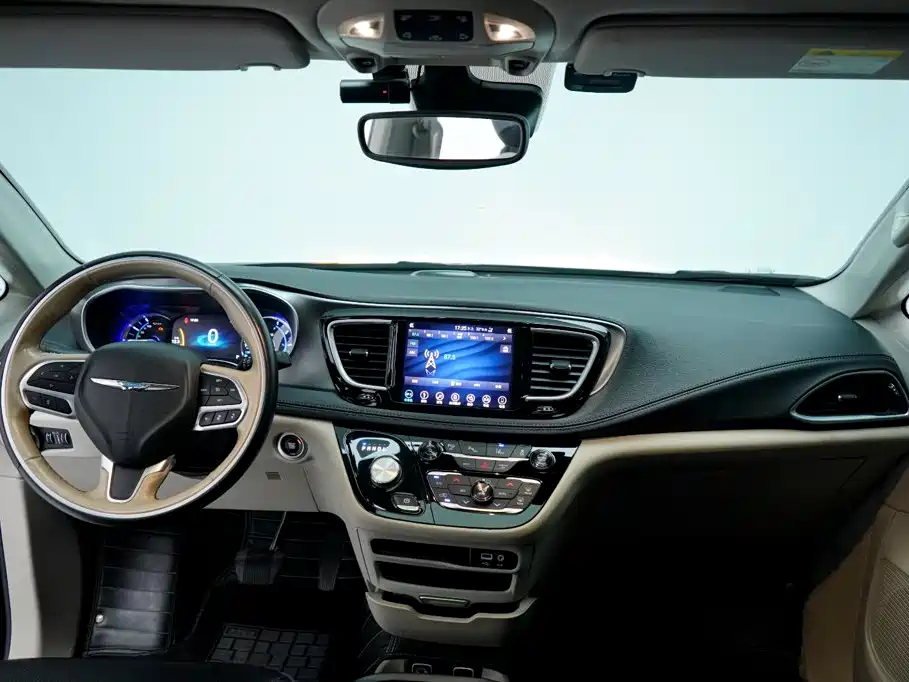 Chrysler Grand Voyager PHEV (Import) — фото 3