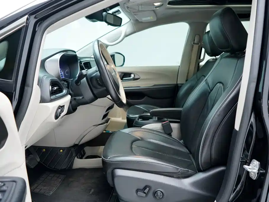 Chrysler Grand Voyager PHEV (Import) — фото 4