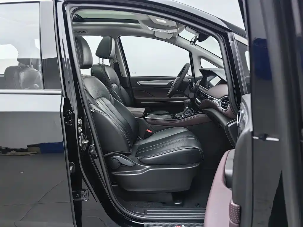 GAC Motor Trumpchi M6 — фото 23