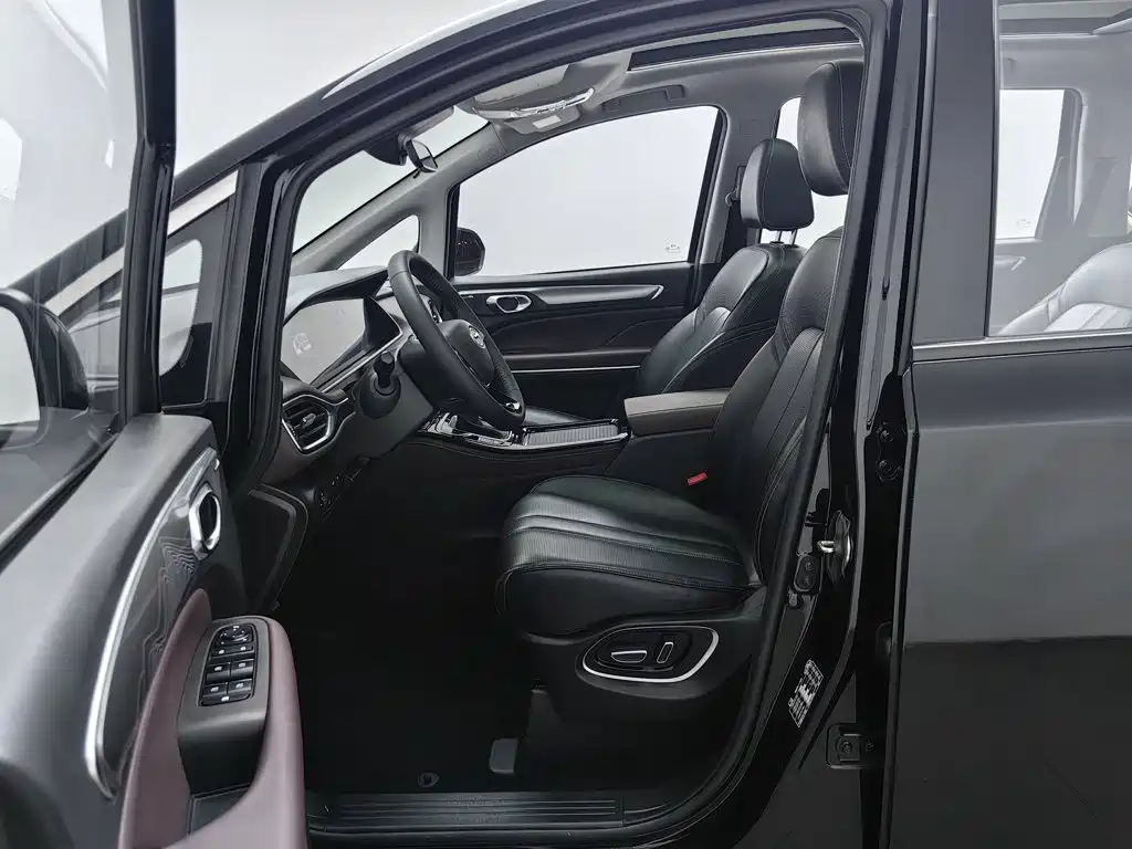 GAC Motor Trumpchi M6 — фото 10