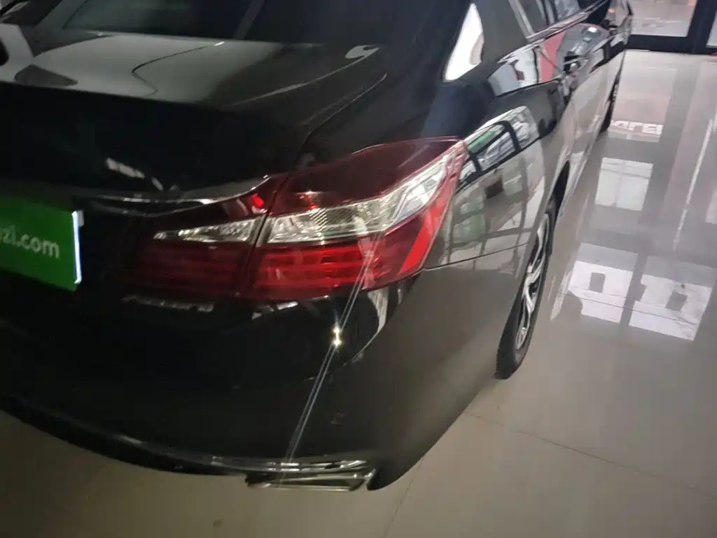 Honda Accord — фото 8