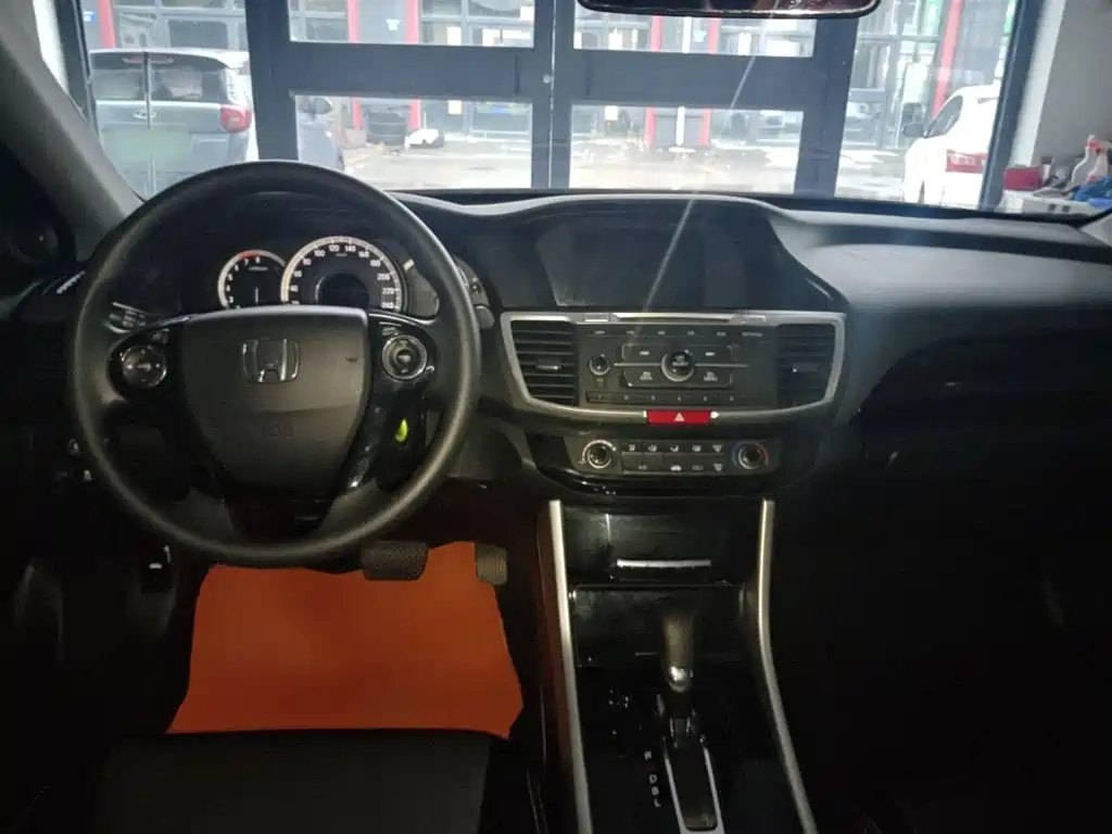 Honda Accord — фото 10