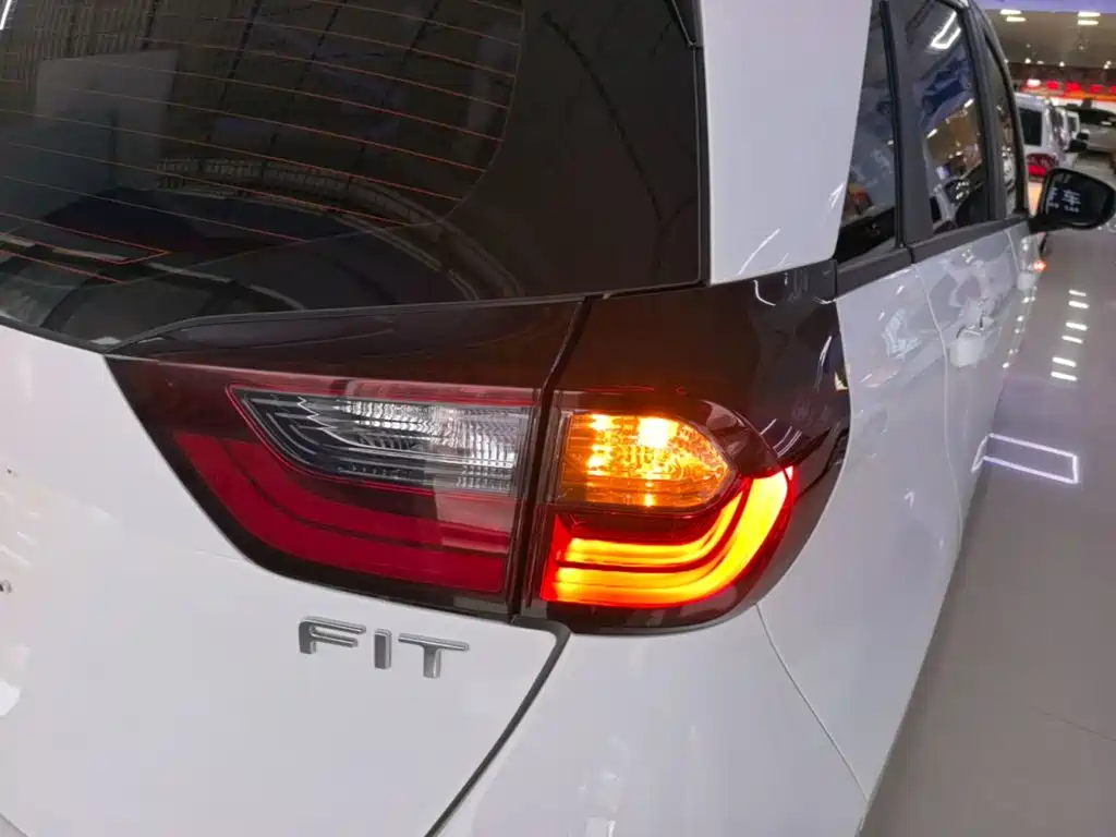 Honda Fit — фото 8