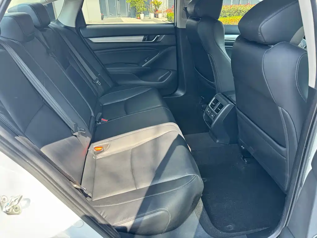 Honda Accord — фото 8