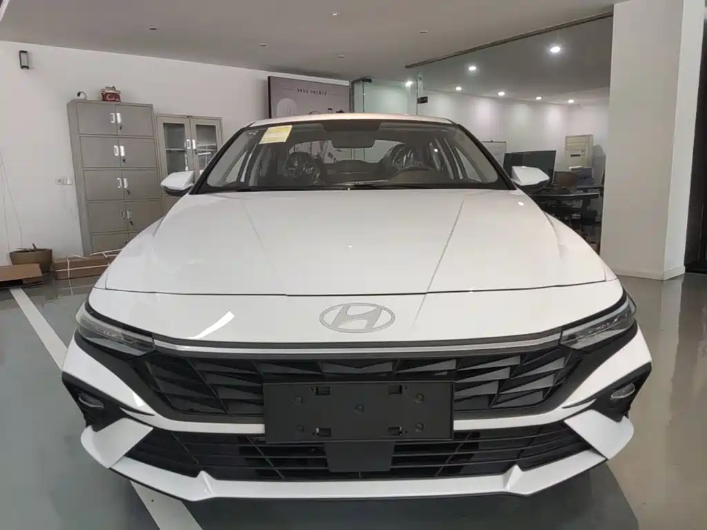 Hyundai Elantra — фото 3