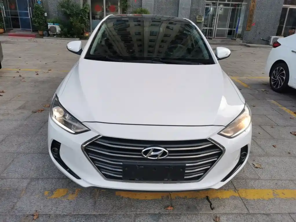 Hyundai Elantra — фото 3