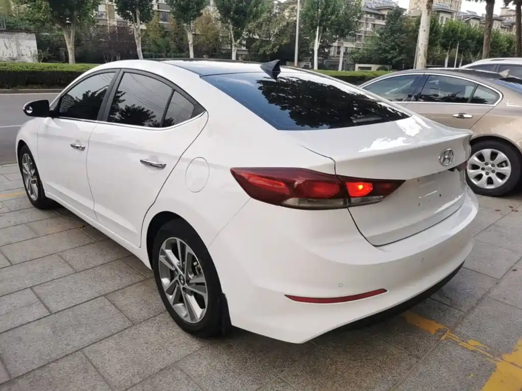 Hyundai Elantra — фото 5