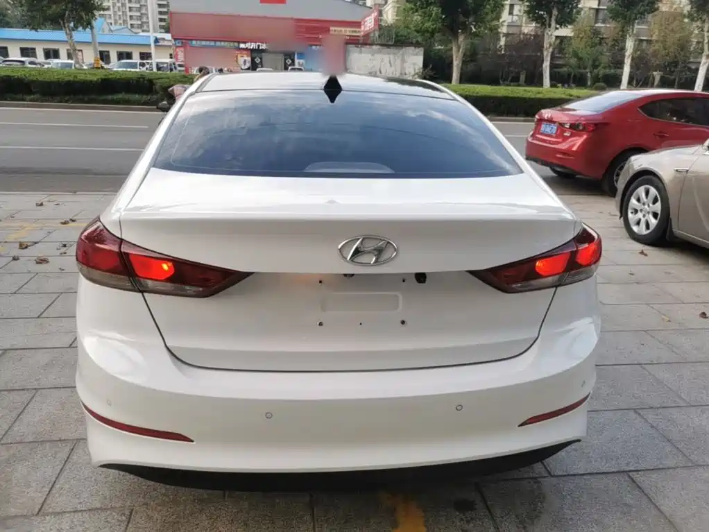 Hyundai Elantra — фото 6
