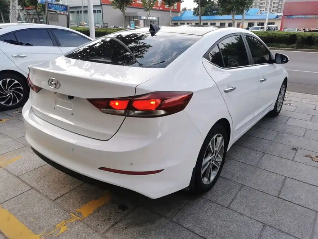 Hyundai Elantra — фото 7
