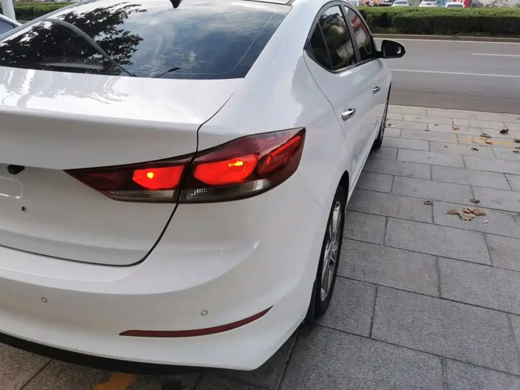 Hyundai Elantra — фото 8