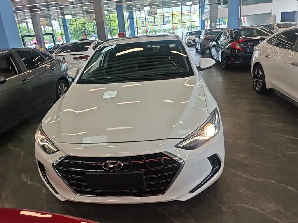 Hyundai Elantra — фото 3