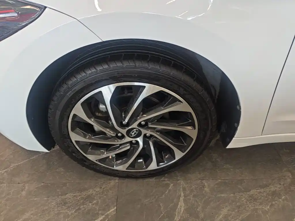 Hyundai Elantra — фото 23