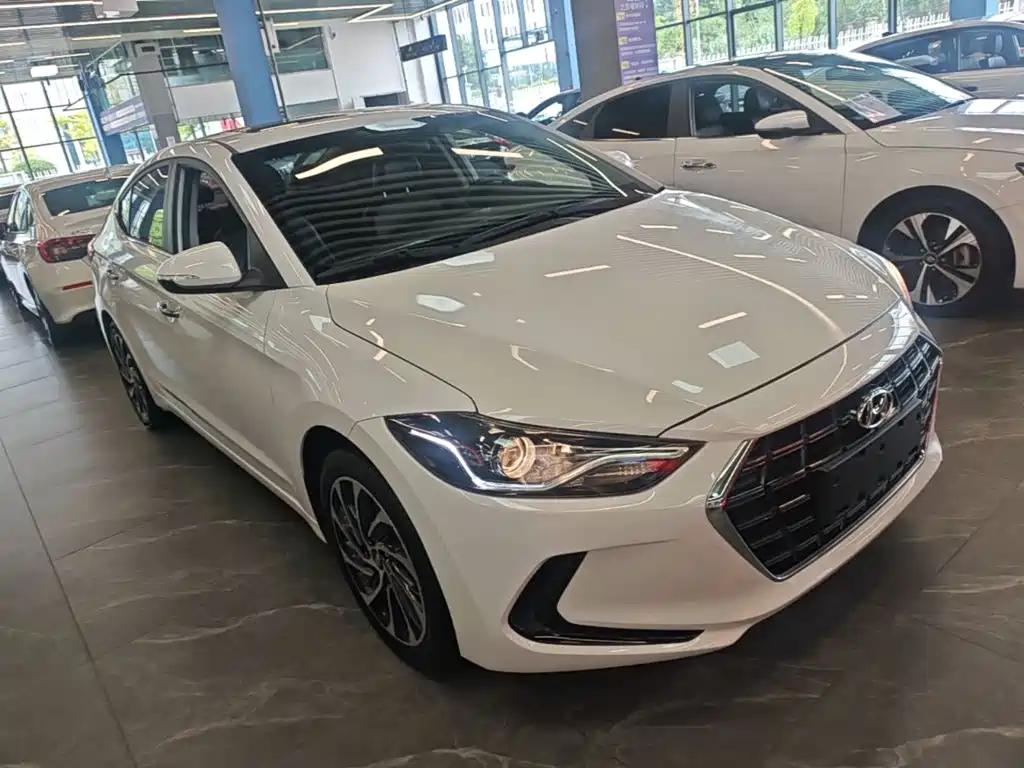 Hyundai Elantra — фото 4