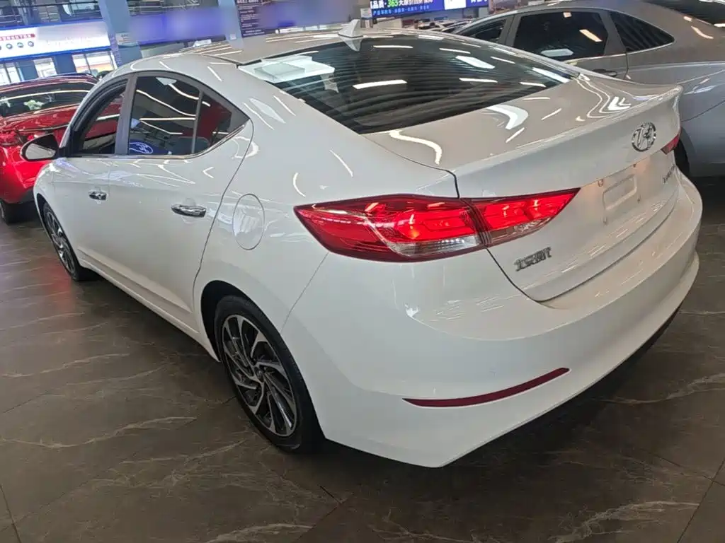 Hyundai Elantra — фото 5