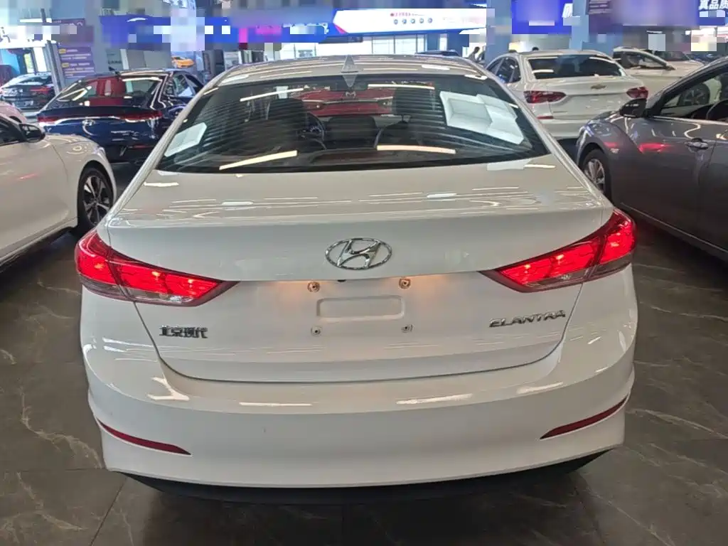 Hyundai Elantra — фото 6