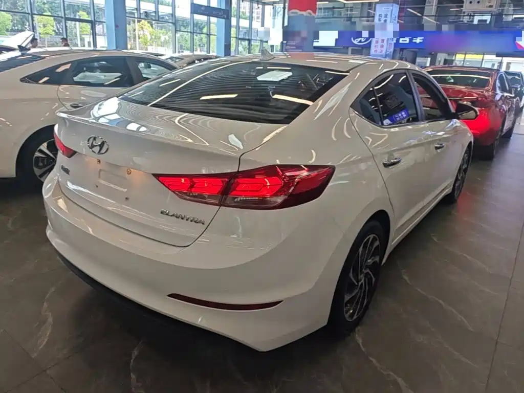 Hyundai Elantra — фото 7