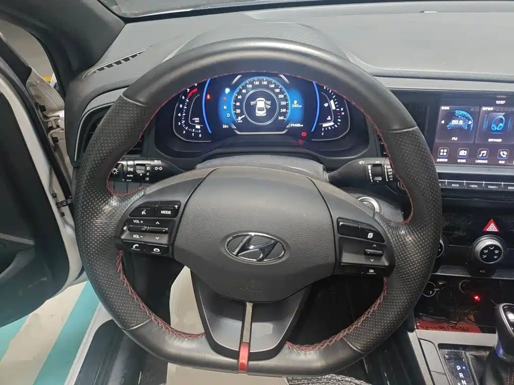 Hyundai Elantra — фото 3