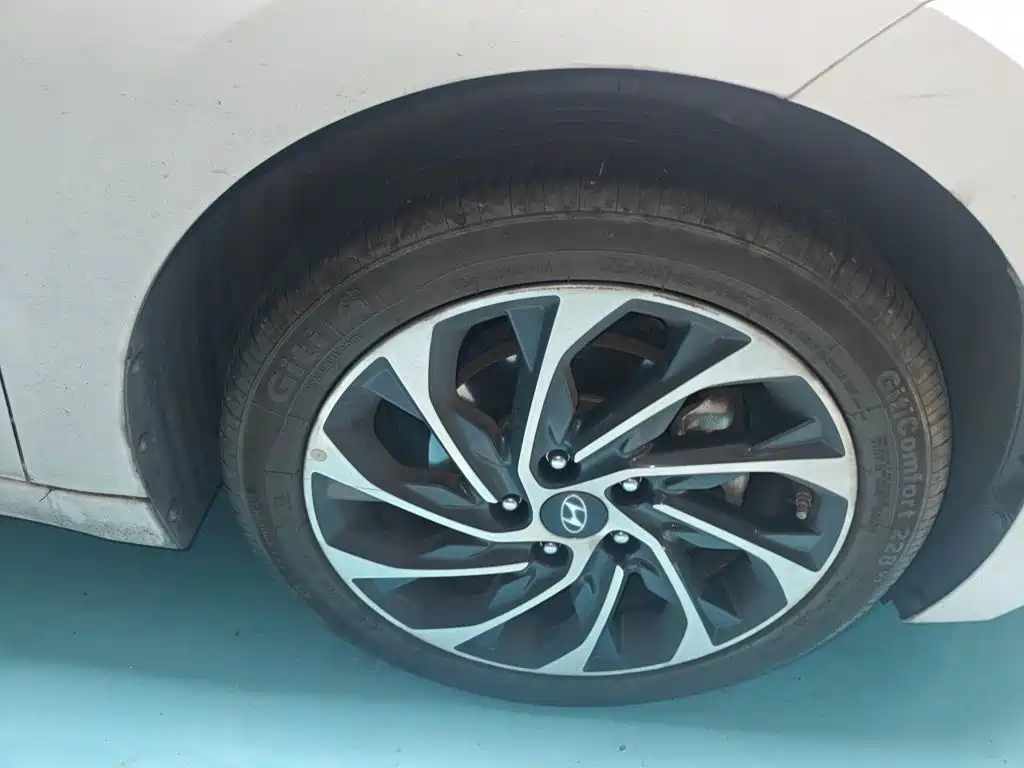 Hyundai Elantra — фото 22