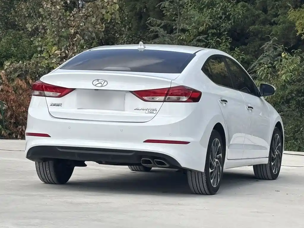 Hyundai Elantra — фото 23