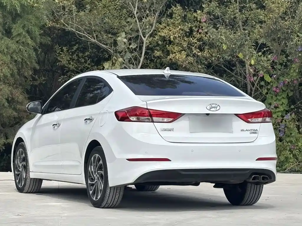 Hyundai Elantra — фото 24