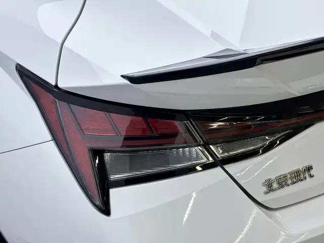 Hyundai Elantra — фото 15