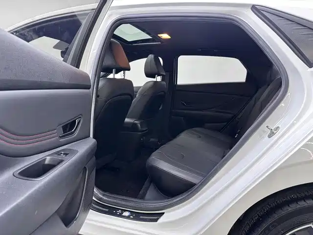 Hyundai Elantra — фото 19