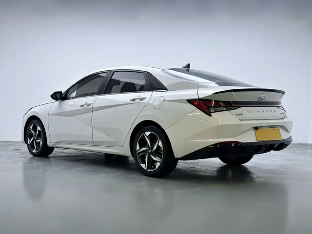 Hyundai Elantra — фото 4