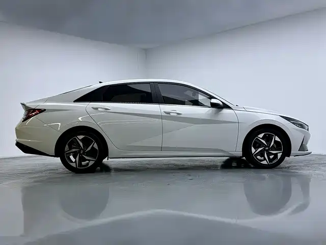 Hyundai Elantra — фото 10