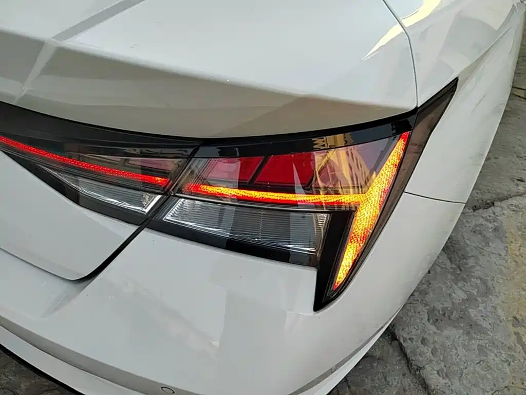 Hyundai Elantra — фото 8