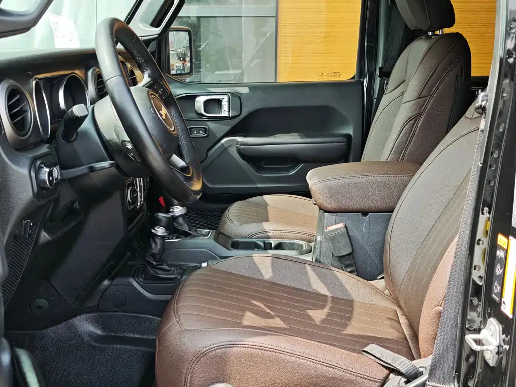 Jeep Wrangler — фото 9
