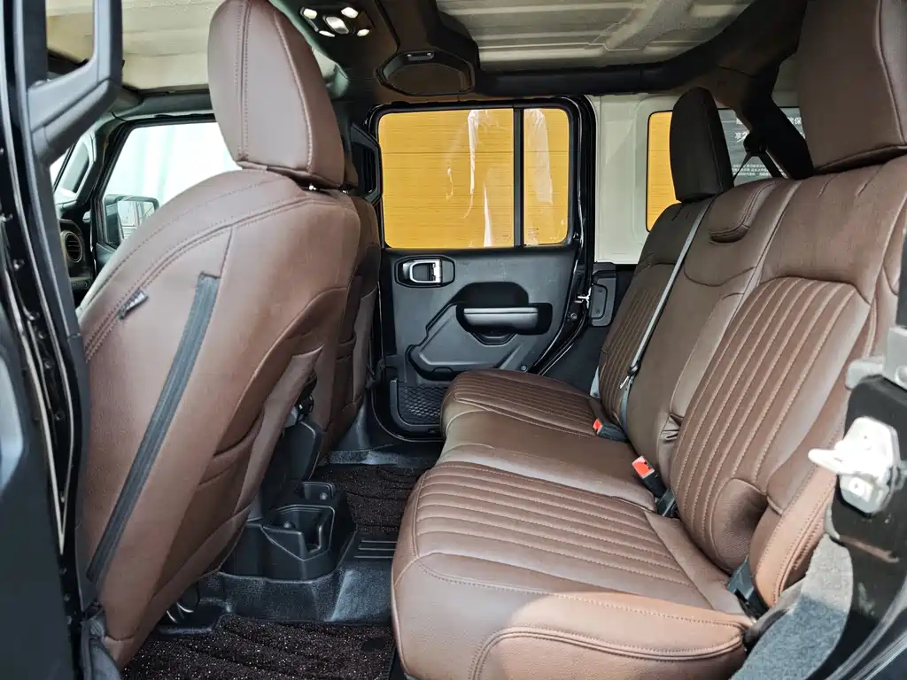 Jeep Wrangler — фото 10